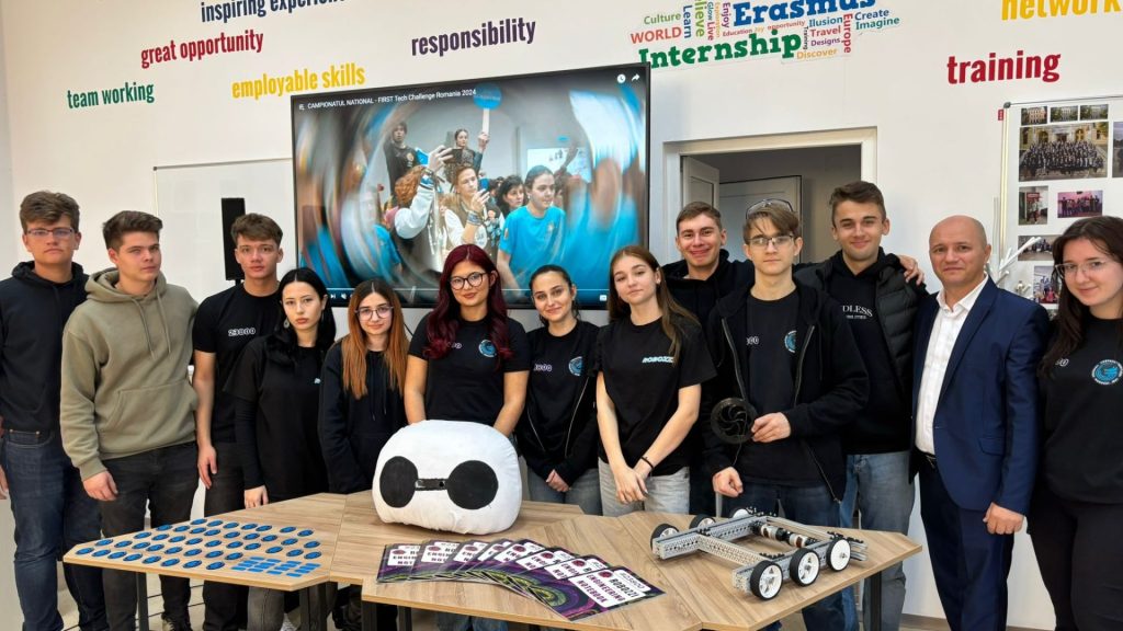 Elevi din Iași pe podiumul FTC: Robozzi #23800 caută finanțare pentru proiecte