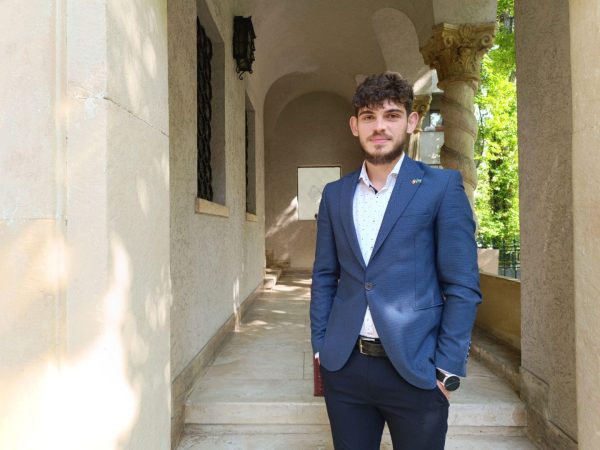 EkoGroup te pune în lumină – Vlad Augustin recomandă totemurile 4K, marketingul politic și articolele editoriale pentru notorietate instantă