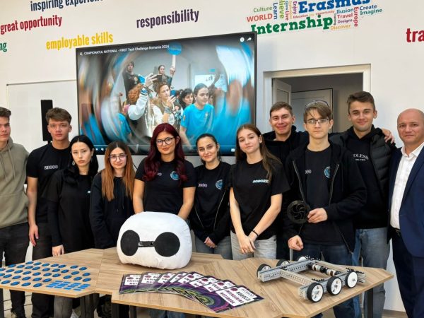 Elevi din Iași pe podiumul FTC: Robozzi #23800 caută finanțare pentru proiecte